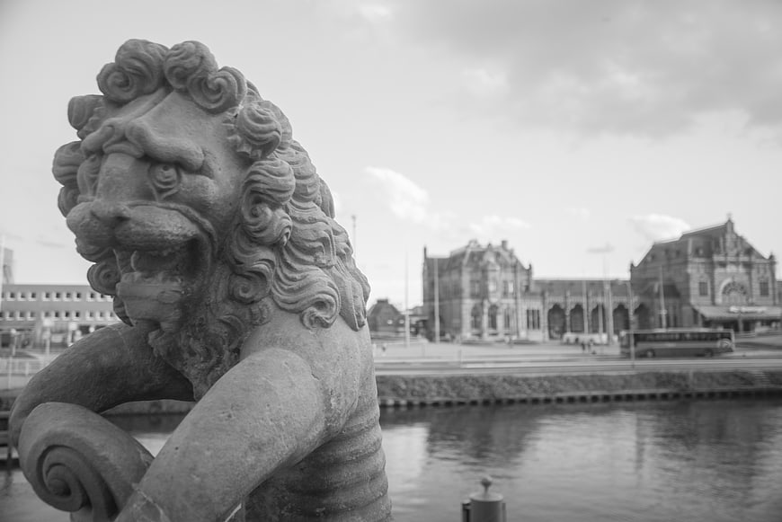 Black and white stone lion statue near Groningen Central Station