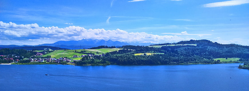 Panoramic view of Pieniny mountains and lake landscape