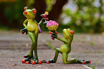 Cute Green Frog Figurines Proposing With Roses And Cocktail