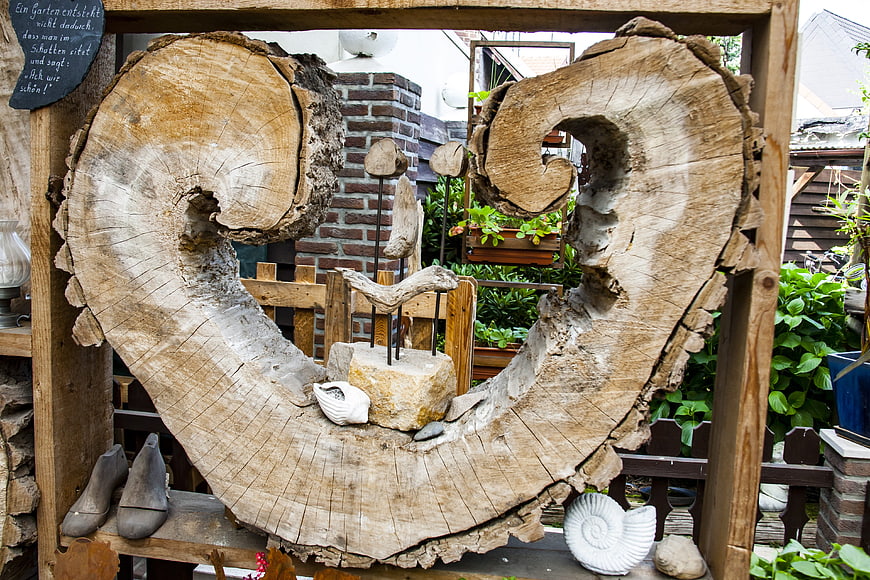 Rustic Heart-Shaped Wood Slice Garden Decoration
