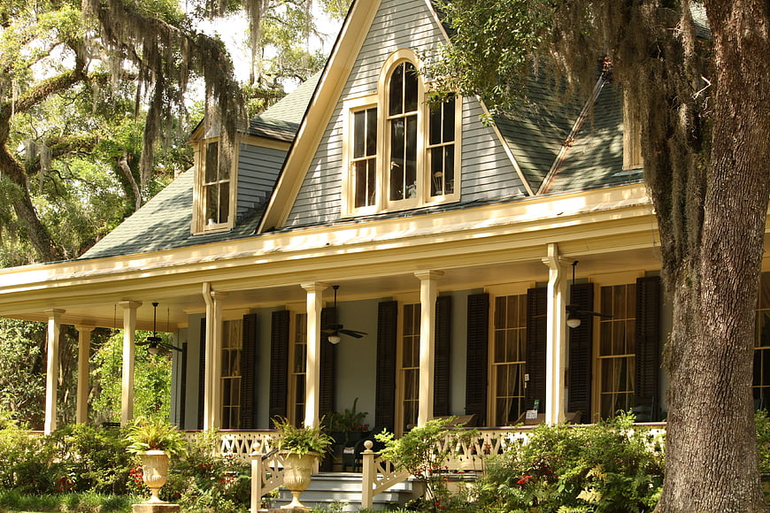 Historic Southern Plantation House with Wraparound Porch