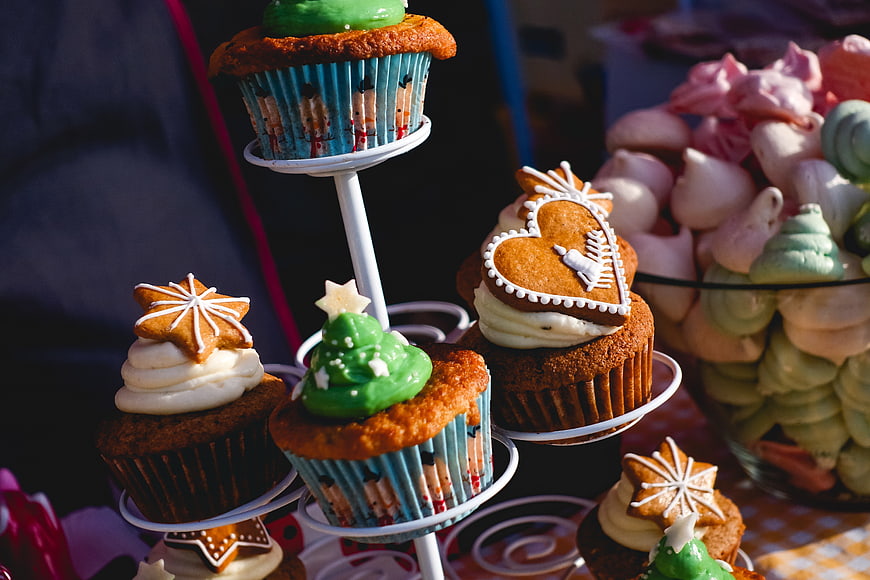Christmas Cupcakes with Gingerbread and Meringue