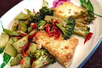 Pan-fried tofu with broccoli and vegetables on a plate