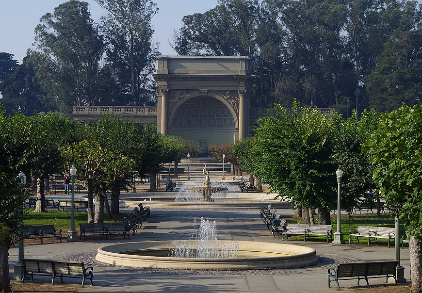 Palace of Fine Arts amphitheater with fountains and park benches