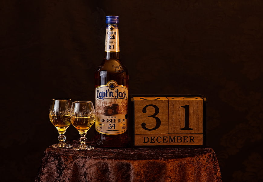 Capt'n Jack Rum Bottle and Glasses with Wooden Advent Calendar