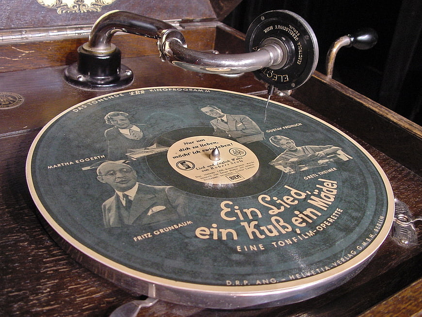 Vintage Gramophone Playing 1930s German Shellac Record