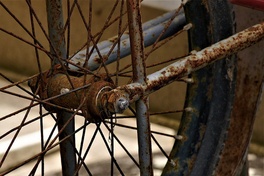 Close-up of rusty bicycle wheel hub and spokes