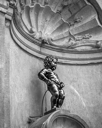 Black and white Manneken Pis statue in Brussels