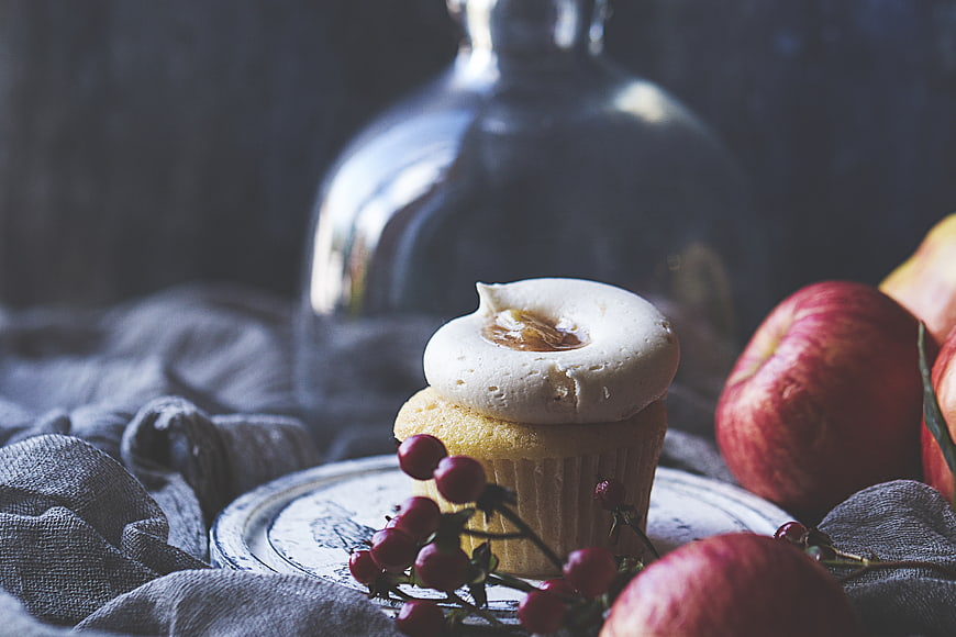 Rustic Vanilla Cupcake with Meringue and Apples