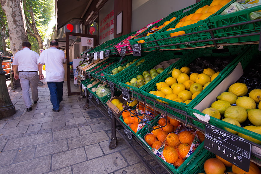 Fresh citrus fruits at a Parisian street market display