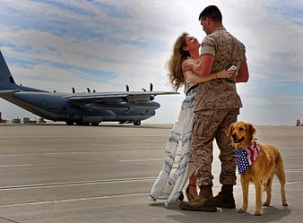 Military couple reunion on tarmac with dog and cargo plane