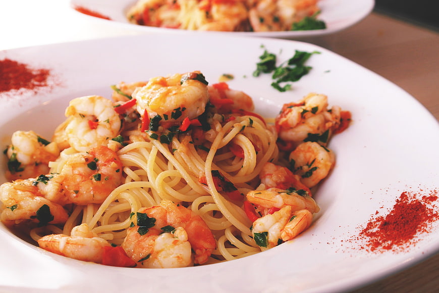 Delicious Shrimp Pasta with Paprika Garnish