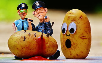 Funny potato murder mystery with police figurines and ketchup