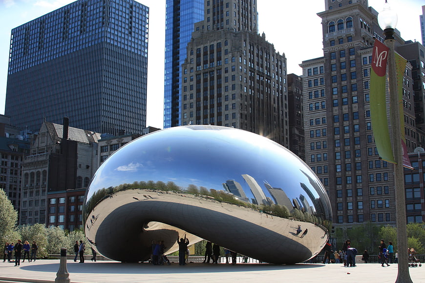Cloud Gate Sculpture in Millennium Park, Chicago, USA