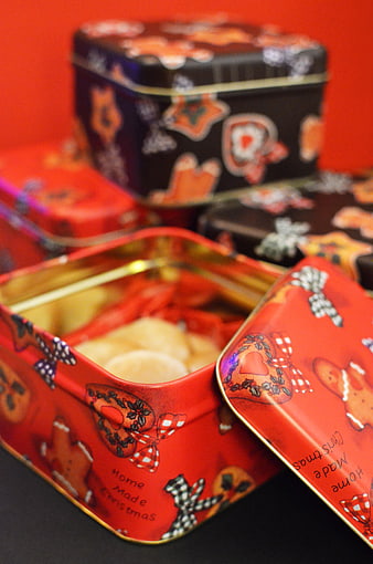 Christmas Cookie Tins with Gingerbread and Heart Designs