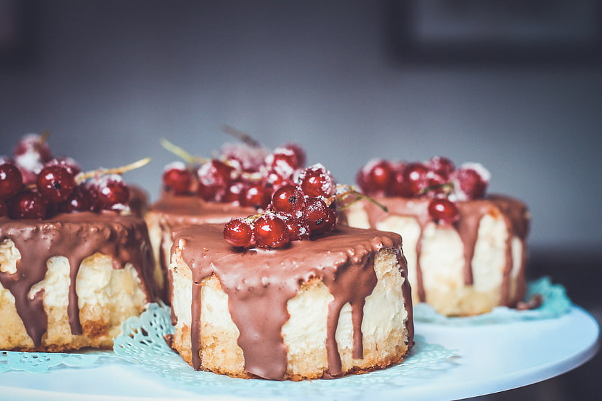 Mini cheesecakes with chocolate glaze and red currants