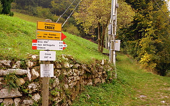 Hiking trail signpost in Italian autumn forest