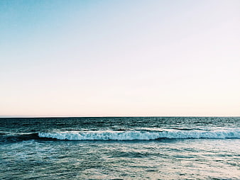 Serene Ocean Waves at Dusk with Gradient Sky