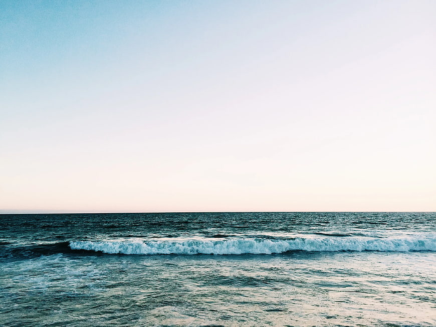 Serene Ocean Waves at Dusk with Gradient Sky