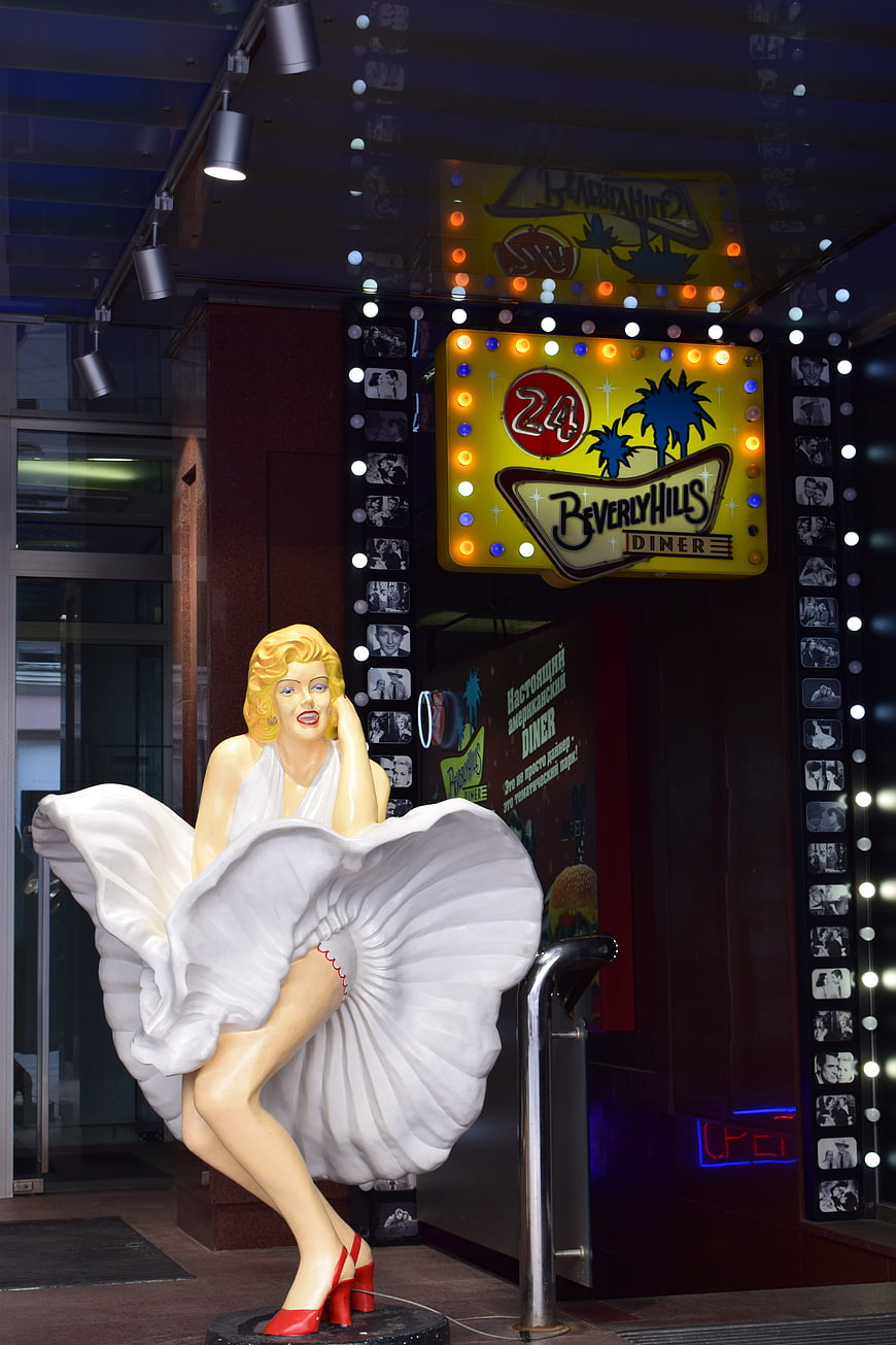 Marilyn Monroe Statue Outside Beverly Hills Diner