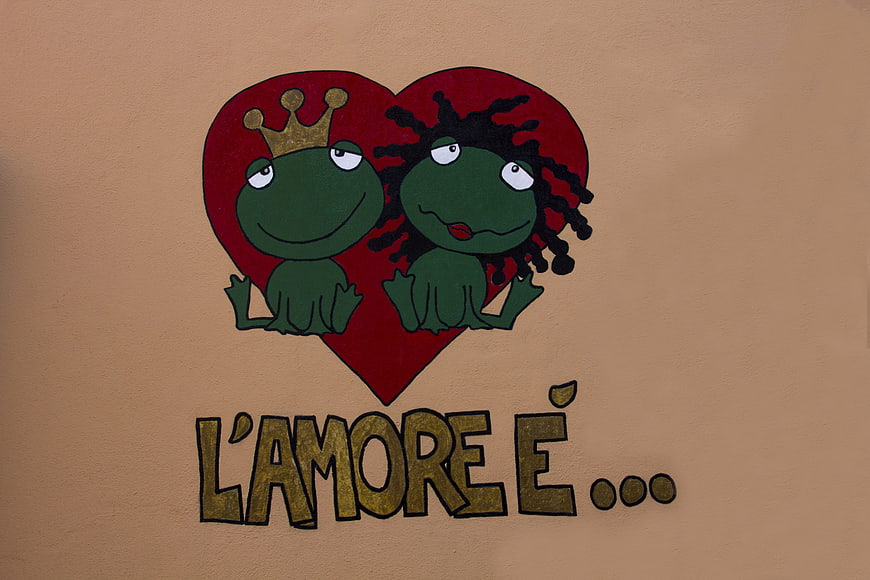 Street Art of Frog Couple in Heart with Italian Text