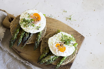 Asparagus and Fried Eggs on Toast