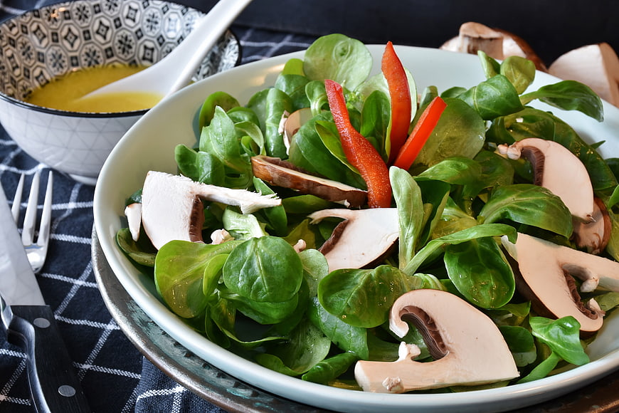 Fresh Spinach and Mushroom Salad with Red Peppers