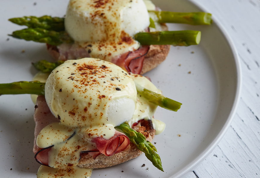 Gourmet Eggs Benedict with Asparagus and Hollandaise Sauce