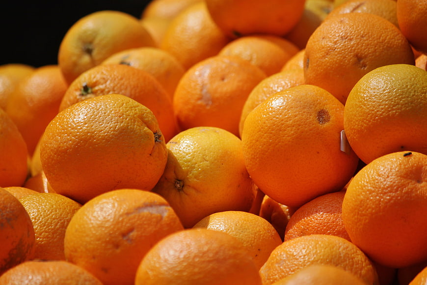 Close-up of fresh ripe oranges in a pile