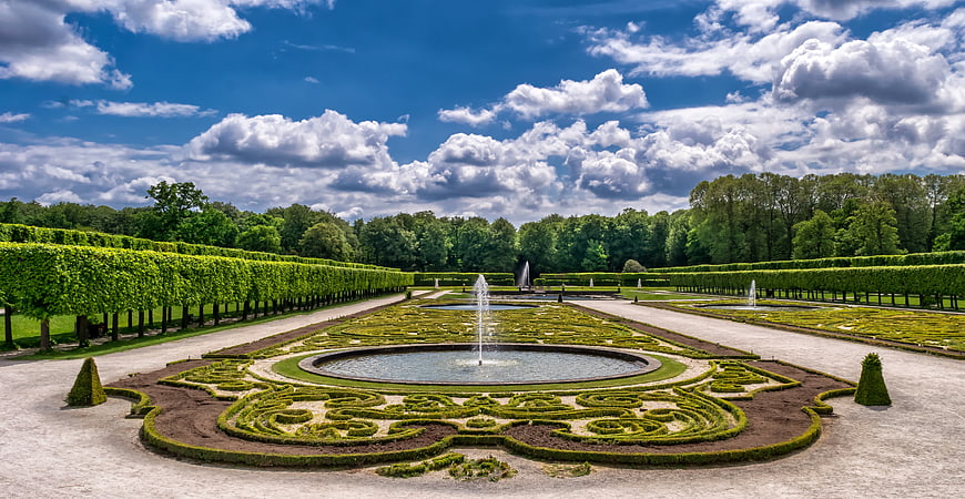 Symmetrical Baroque Garden with Fountain and Hedges