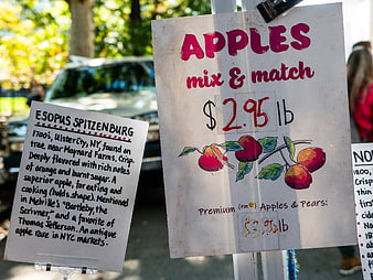 Handwritten Apple Price Sign at Farmers Market