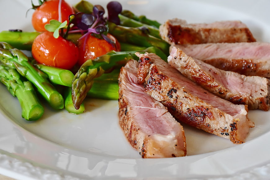 Sliced Veal Steak with Grilled Asparagus and Tomatoes