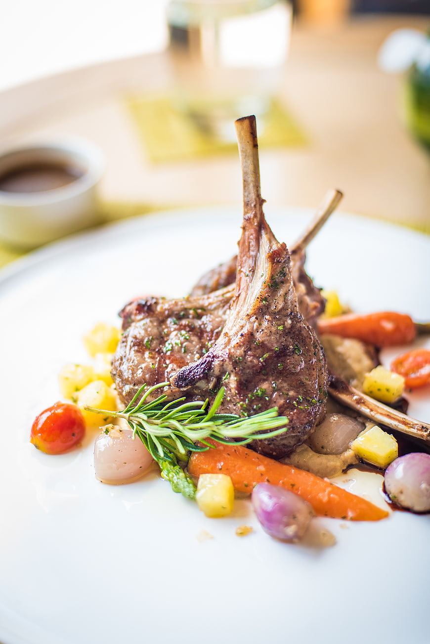 Gourmet Lamb Chops with Rosemary and Vegetables