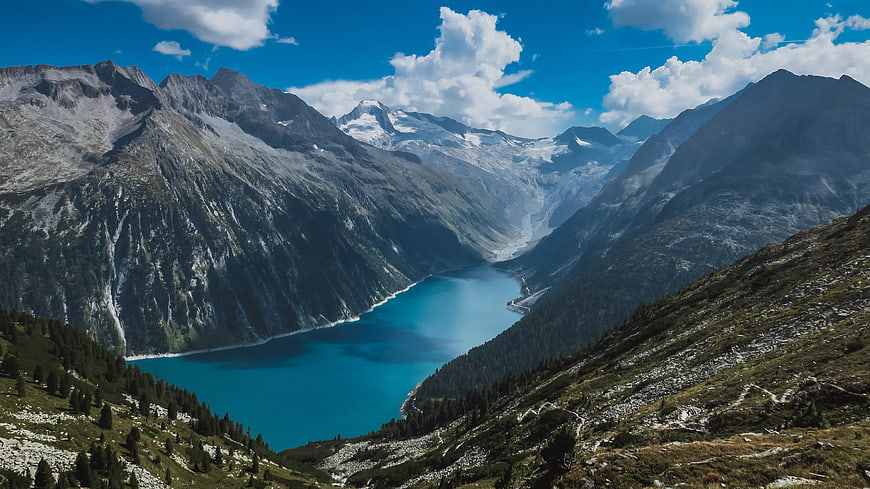 Stunning Alpine Lake Surrounded by Majestic Mountains