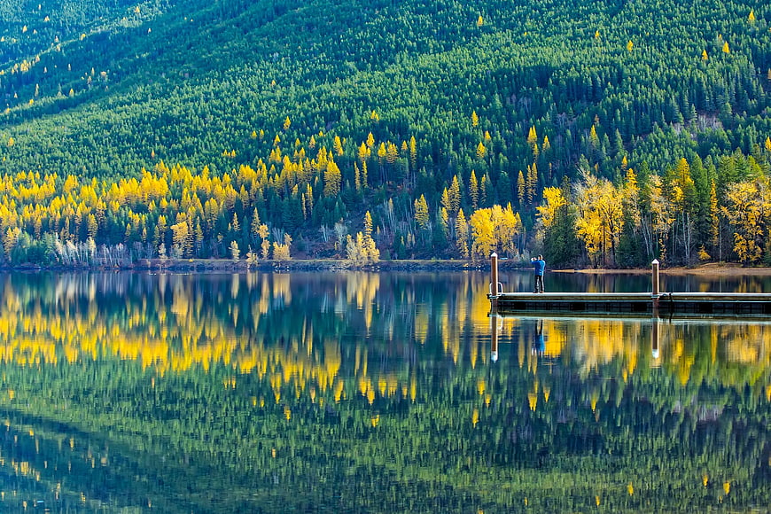 Serene Lake with Vibrant Autumn Forest Reflections