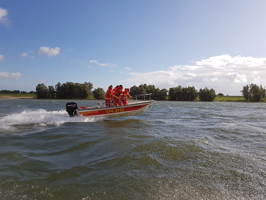 DLRG Rescue Boat Training on River