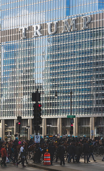 Trump Tower Chicago with police and protesters on street