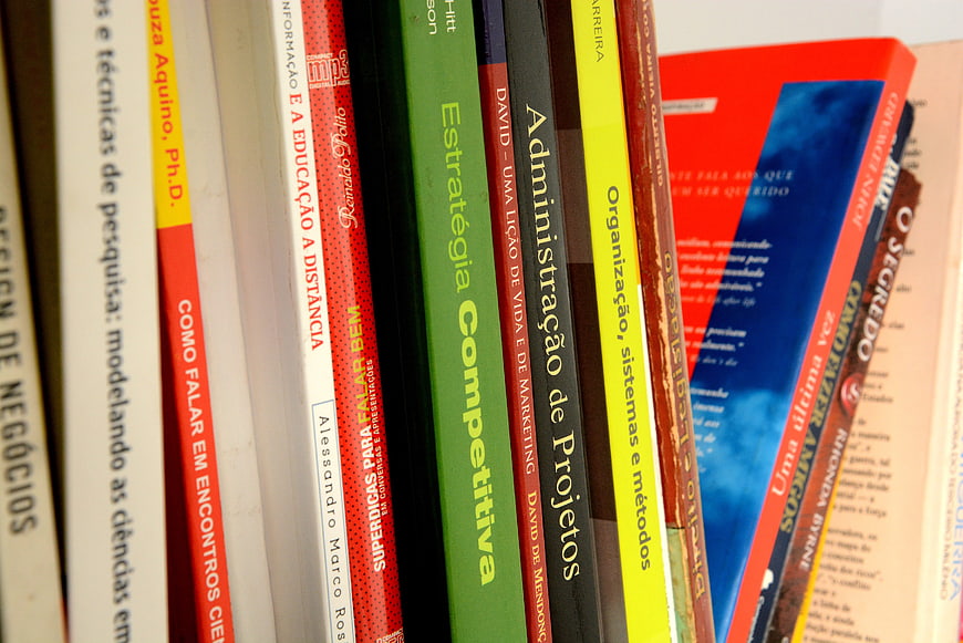 Close-up of Portuguese business and management books on a shelf