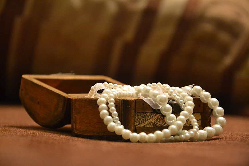 Vintage Pearl Necklace in Wooden Jewelry Box