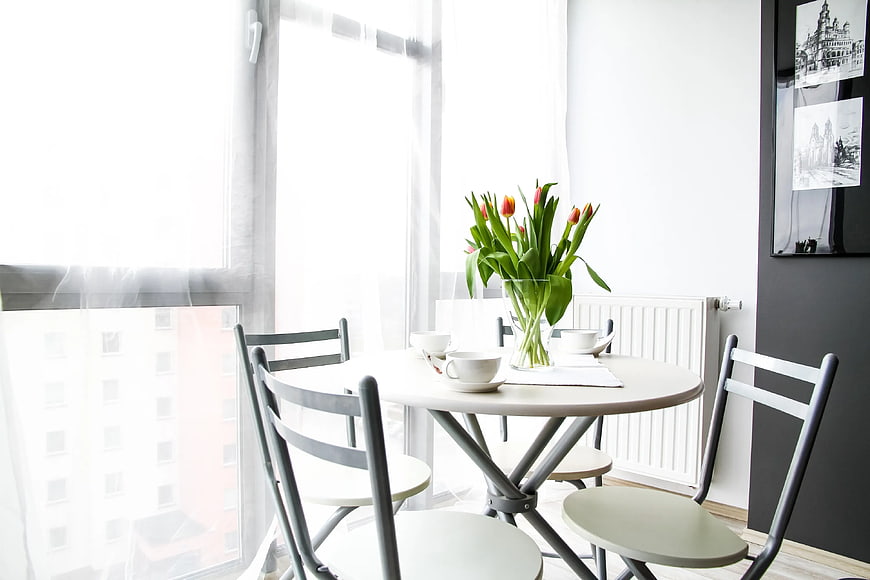 Bright Dining Table with Tulips and White Chairs