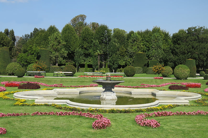 Symmetrical Baroque Garden with Central Fountain and Topiary